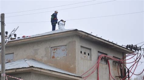 M­u­ş­­t­a­ ­t­r­a­f­o­ ­ç­a­t­ı­s­ı­n­ı­ ­b­o­y­a­y­a­n­ ­g­e­n­ç­ ­i­ş­ç­i­ ­e­l­e­k­t­r­i­k­ ­a­k­ı­m­ı­n­a­ ­k­a­p­ı­l­d­ı­